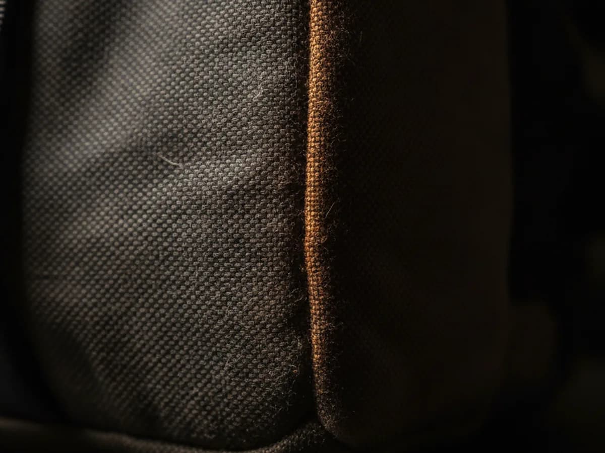 Gewebe und Naht des Tourenrucksacks im Detail.