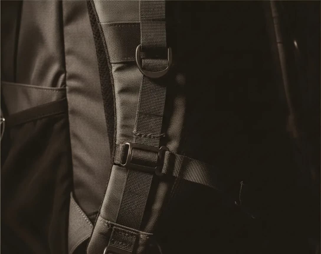 Verstellbares Rückensystem des Tourenrucksacks.
